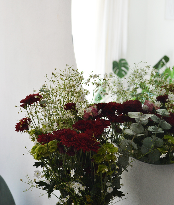 Living Room Decor. Mirror. Plants. Flowers. White aesthetic. Scandinavian style.